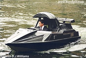 On location with the action unit for the James Bond 007 film 'The World is not Enough'. An exciting boat chase filmed on the River Thames in London