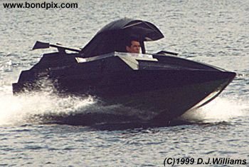 On location with the action unit for the James Bond 007 film 'The World is not Enough'. An exciting boat chase filmed on the River Thames in London