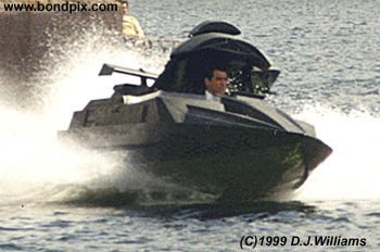 On location with the action unit for the James Bond 007 film 'The World is not Enough'. An exciting boat chase filmed on the River Thames in London