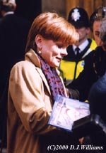 samantha bond picture